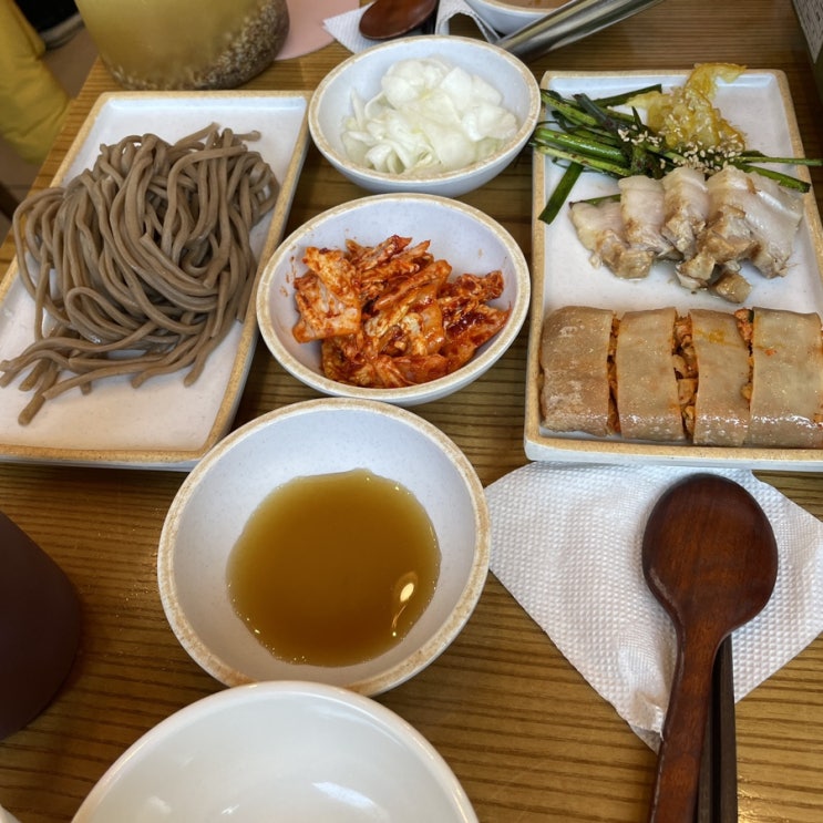  종로 최고 맛집 잘빠진메밀 서촌점이 유일한 광화문 맛집 중에 진또배기라고 생각합니다 ㅋ