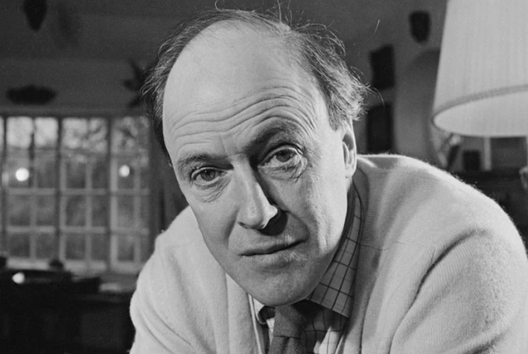 Roald Dahl의 출판사는 '고전적인' 텍스트를 인쇄함으로써 반발에 대응합니다 Roald Dahl의 출판사는 '고전적인' 텍스트를 인쇄함으로써 반발에 대응합니다