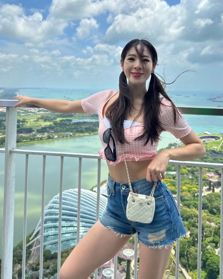"두 눈 휘둥그레" 리듬체조 신수지, 싱가포르에서 공개한 비키니 자태...가슴골에 모두 놀랐다 "두 눈 휘둥그레" 리듬체조 신수지, 싱가포르에서 공개한 비키니 자태...가슴골에 모두 놀랐다