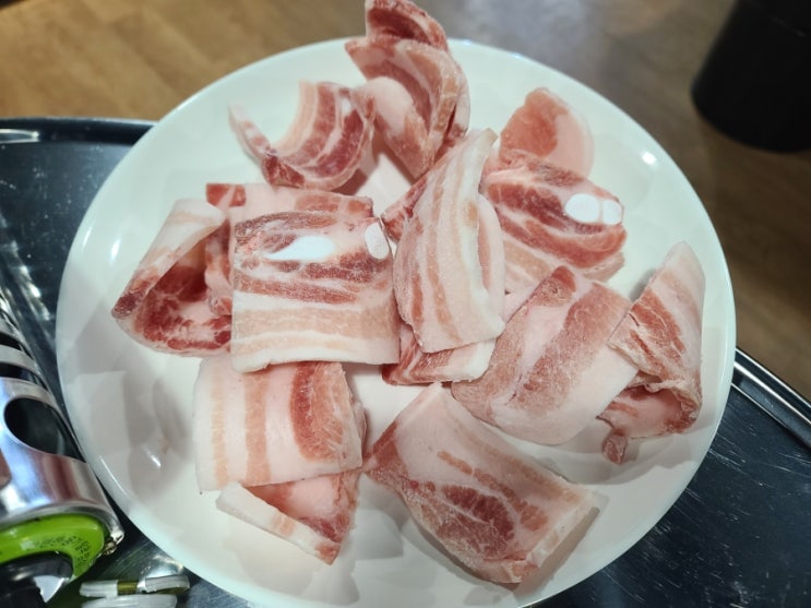  부여 야한돼지에서 냉삼겹살 먹었어요.