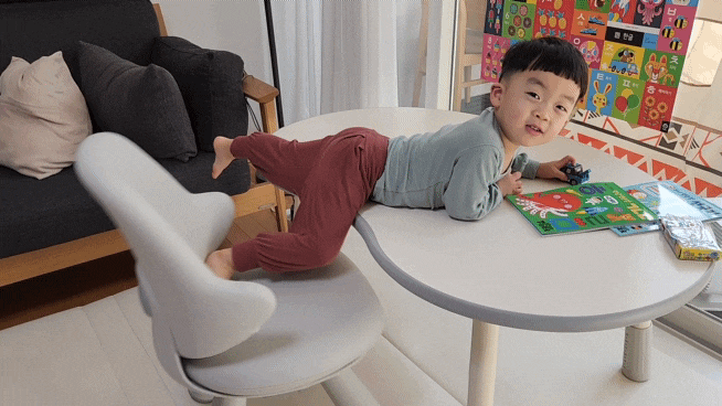  일룸 팅클팝 그로잉1200 책상+윙키즈 의자, 4살 사용후기(폴더매트 위 사용)