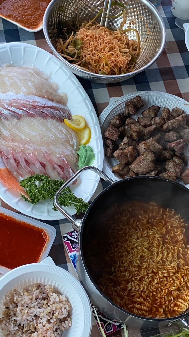 '무주 구천동 카라반 글램핑' 계곡이 내려보이는 신축 카라반.