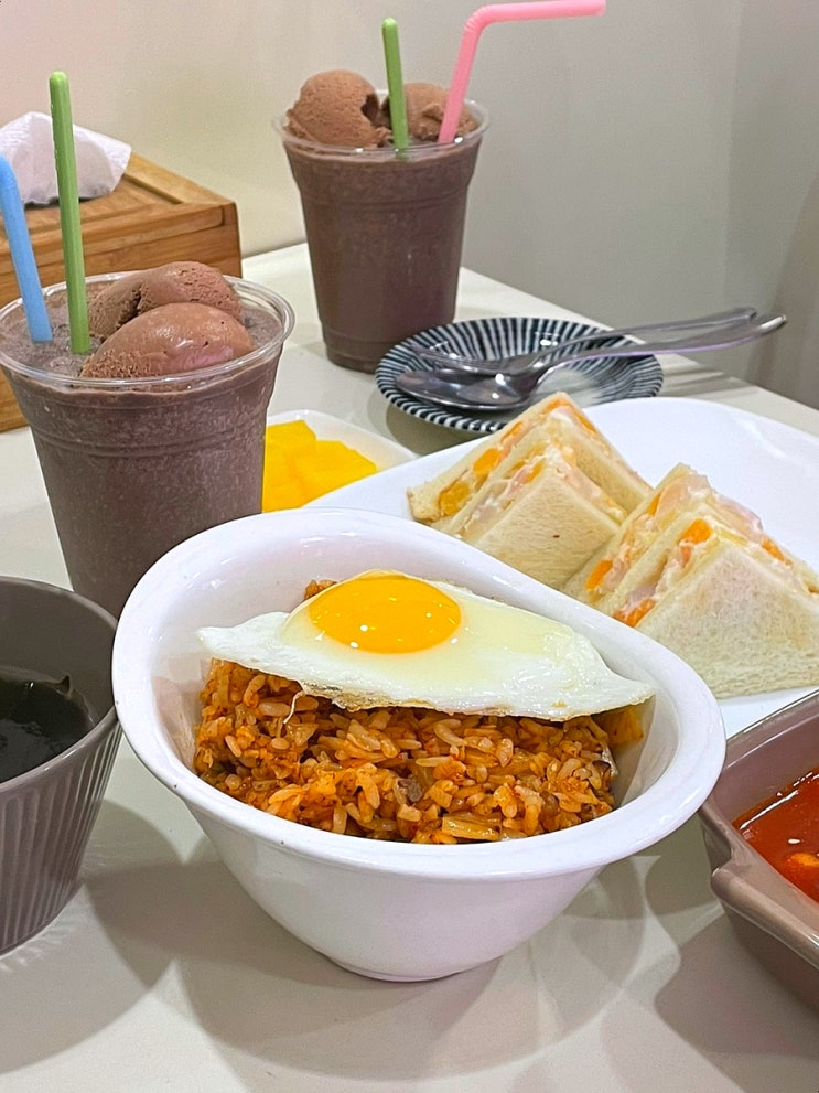  이대 앞 그때그시절 분식 맛집 - 빵사이에낀과일