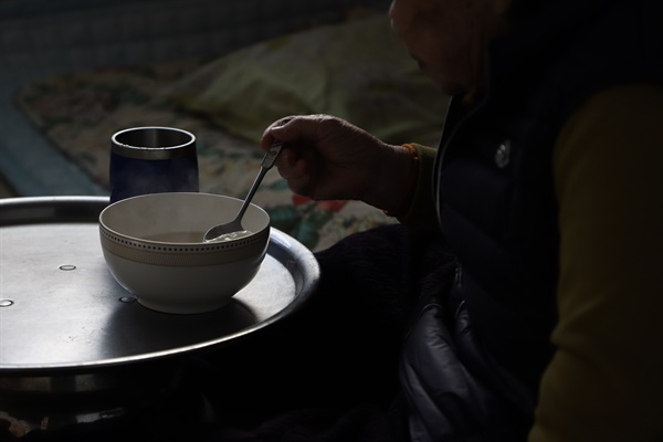 밥에 김치 그리고 약... 외로운 밥상, 위태로운 농촌 밥에 김치 그리고 약... 외로운 밥상, 위태로운 농촌