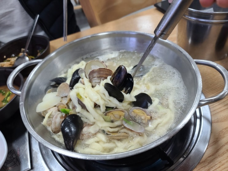 부여 소문난칼국수에서 해물칼국수, 수제왕만두 먹었어요.