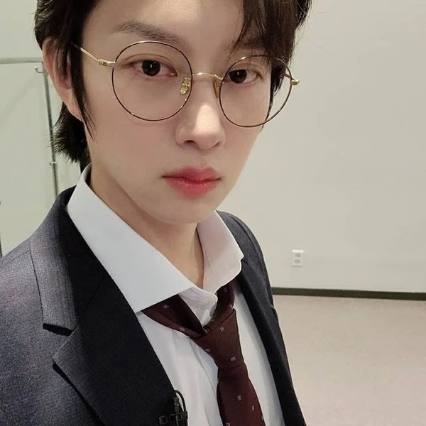 슈퍼주니어 김희철, 친분 과시한 아프리카TV 여캠 오지은·승여니와 술자리에서 포착 슈퍼주니어 김희철, 친분 과시한 아프리카TV 여캠 오지은·승여니와 술자리에서 포착
