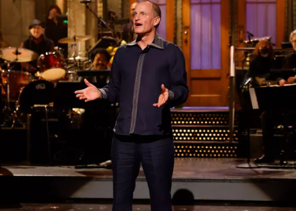 우디 해럴슨이 'SNL'에 코로나 백신 음모론을 지지해 논란에 불을 지폈습니다 우디 해럴슨이 'SNL'에 코로나 백신 음모론을 지지해 논란에 불을 지폈습니다