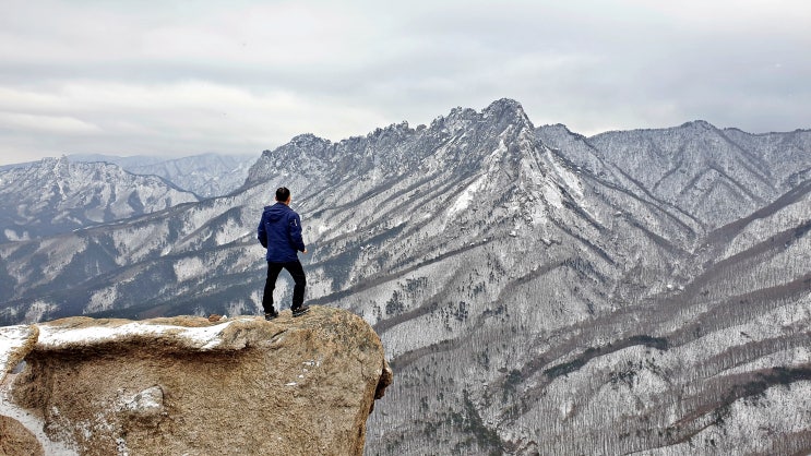 겨울 설악산 성인대...북설악과 울산바위 최고의 뷰, 성인대를 4인방이 눈길 따라 오르다.