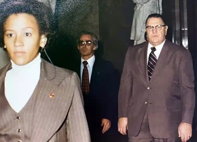 Zandra Flemister, 비밀 경호국 최초의 흑인 여성, 71세에 사망했습니다 Zandra Flemister, 비밀 경호국 최초의 흑인 여성, 71세에 사망했습니다