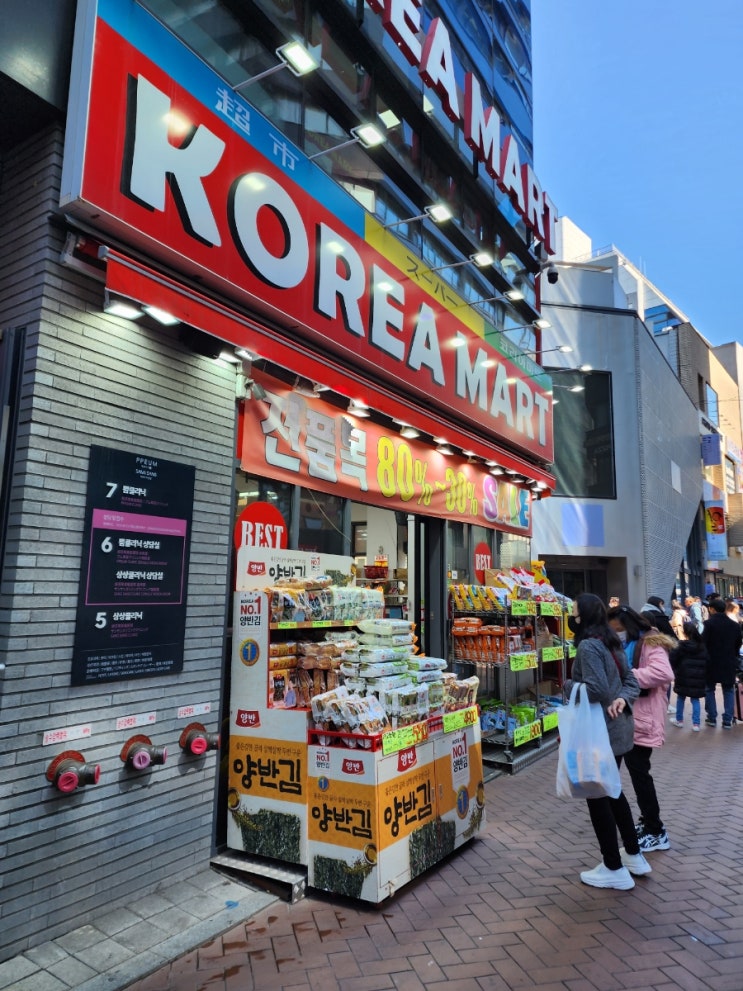  코로나 이후 명동 쇼핑 관광객 늘어 매장 재오픈 거리가 활기차요