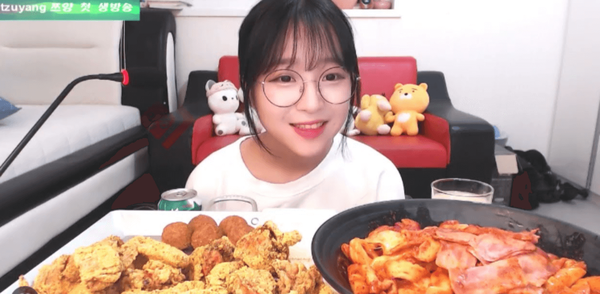 먹방 유튜버 쯔양, 위 크기는 보통이나 햄버거 21개 먹어...소화력 비결 밝혔다 먹방 유튜버 쯔양, 위 크기는 보통이나 햄버거 21개 먹어...소화력 비결 밝혔다