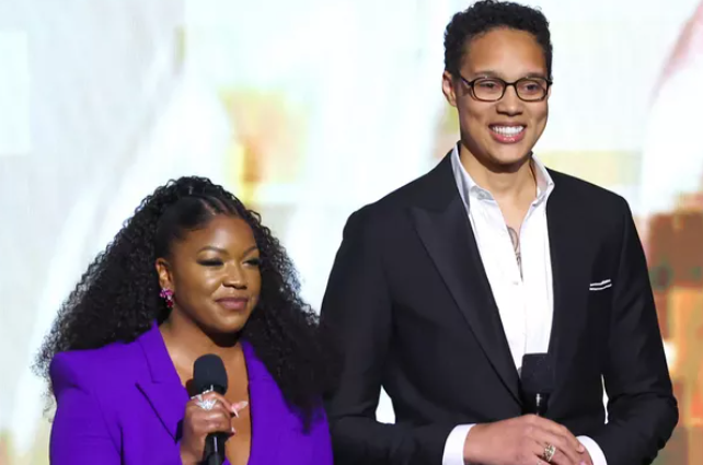 브리트니 그리너와 아내 첼렐은 깜짝 NAACP 이미지 어워드에 출연하는 동안 기립박수를 받았습니다 브리트니 그리너와 아내 첼렐은 깜짝 NAACP 이미지 어워드에 출연하는 동안 기립박수를 받았습니다