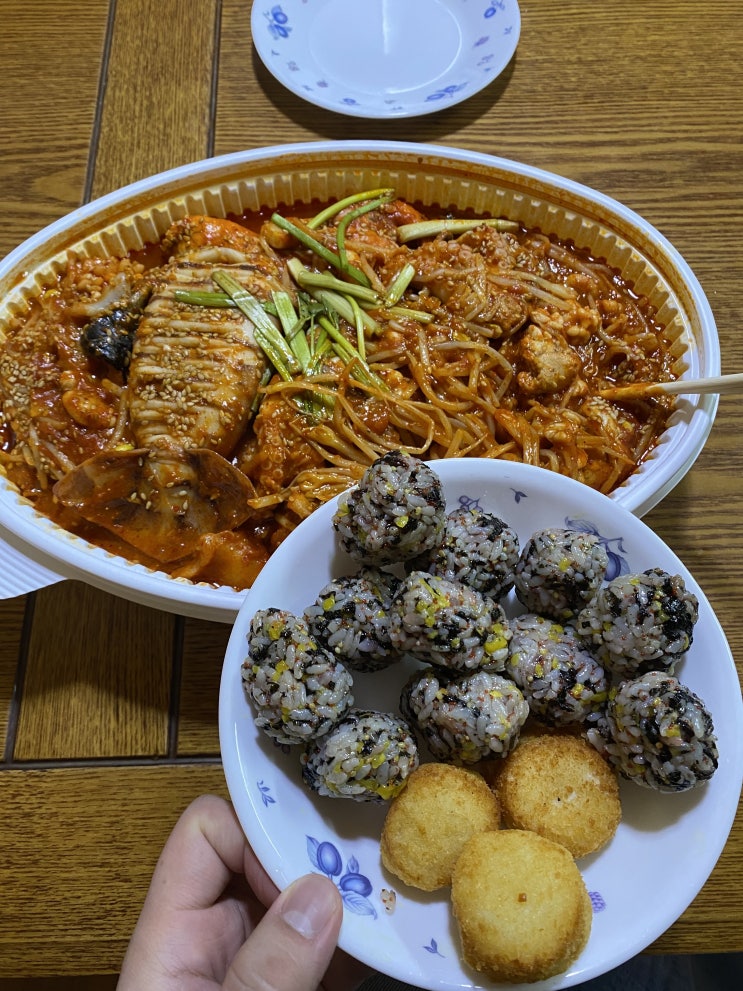  나운동 아구찜 추천. 군산 나운동 싸다아구찜. 이쁘게 빚은 날치알 주먹밥에, 양 많은 아구해물찜