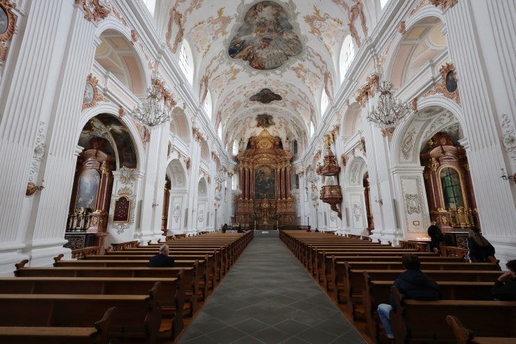 [스위스 루체른 : 예수회교회 (Jesuitenkirche)] 내부가 밝고 화려한 이색적인 느낌이 나서 구경해 볼 만한 교회