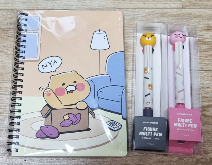  친구에게 받은 생일 선물~*ㅎ 춘식이 연습장, 카카오 라이언 볼펜, 어피치 볼펜, 맥심 화이트 골드~