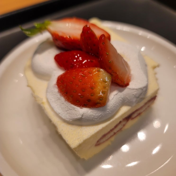  투썸 마스카포네딸기생크림 봄날시즌메뉴 맛있다!