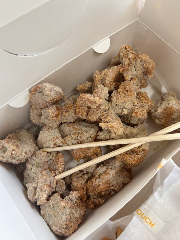  맘스터치 허니버터뿌치 진짜 맛있어요! 역시 많이 팔려서 회전율이 좋은 곳에서 시켜야합니다.