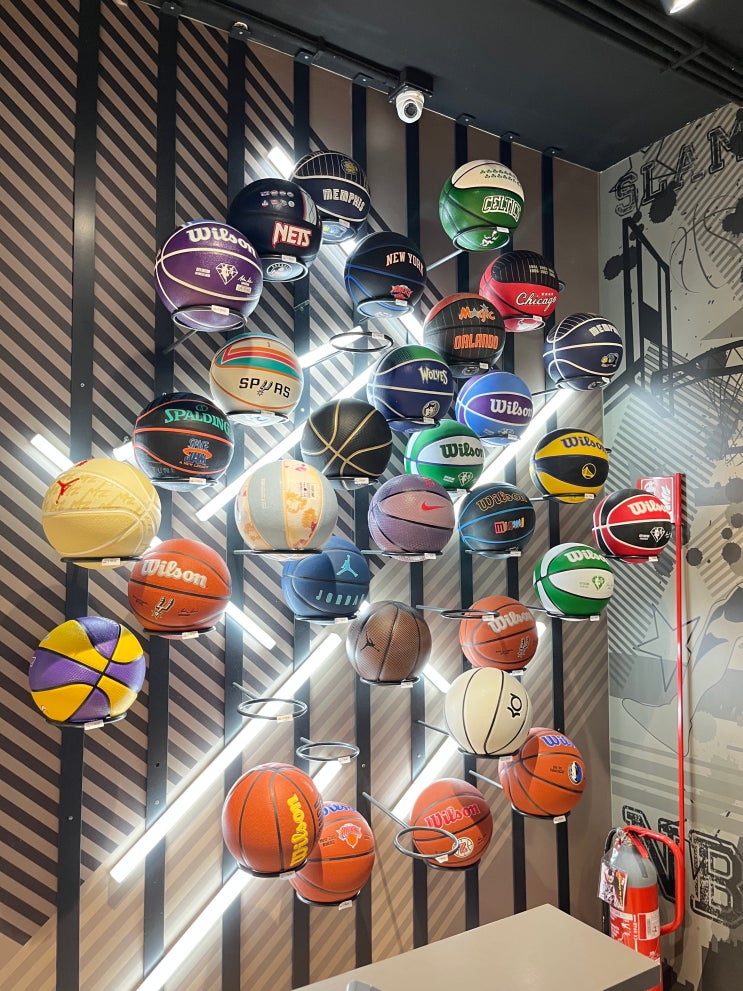 #17 이탈리아 로마 테르미니역 근처 <b>농구화</b> <b>조던</b> NBA... 