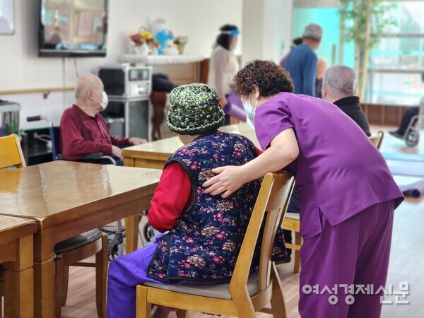 임금 가이드라인도 없는 요양보호사, 자격증 따도 1%만 근무