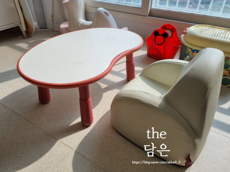 뒤늦게 구입한 일룸 팅클팝 피넛형좌식책상800후기(IVKR아이보리+키즈레드,뒹굴러소파 조합)