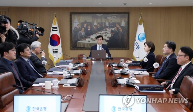 한은 기준금리 동결 너무 빨랐나…환율 뛰고 외국인 자금 빠져 한은 기준금리 동결 너무 빨랐나…환율 뛰고 외국인 자금 빠져
