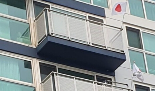  3·1절 세종 한 아파트 가구에 일장기 내걸려…