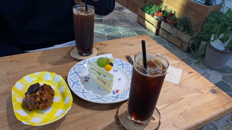  용인 디저트 맛집 카페 드 라퐁텐에서 케이크랑 스콘 먹음