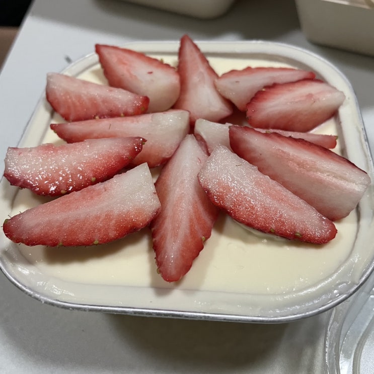  합정 티라미슈 딸기 짱