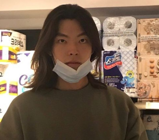 김우빈, 장발에 태평양 어깨…'여친' 신민아 따라 러블리 김우빈, 장발에 태평양 어깨…'여친' 신민아 따라 러블리