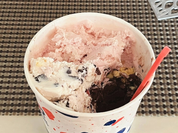  베스킨라빈스 3월 신메뉴! 이달의 맛 딸기 연유 퐁당, 엄마는 외계인 made with 기라델리 초콜릿 후기~