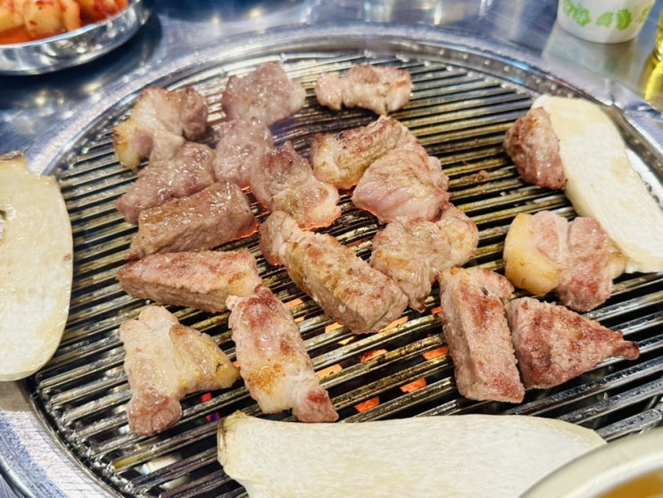  남양주 평내호평 맛집. 돼지삼촌.맛있는 숙성 고기 연탄불에 구워 먹는 평내호평 고깃집. 식감 최고인 숙성 고기 맛집.
