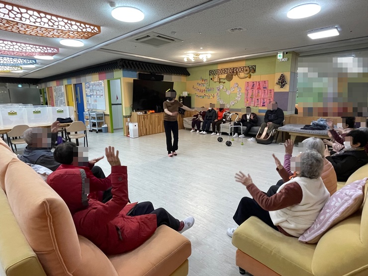  김해장유주간보호센터,김해장유어르신유치원,김해장유노인유치원_온유한 주간보호센터: 건강레크레이션