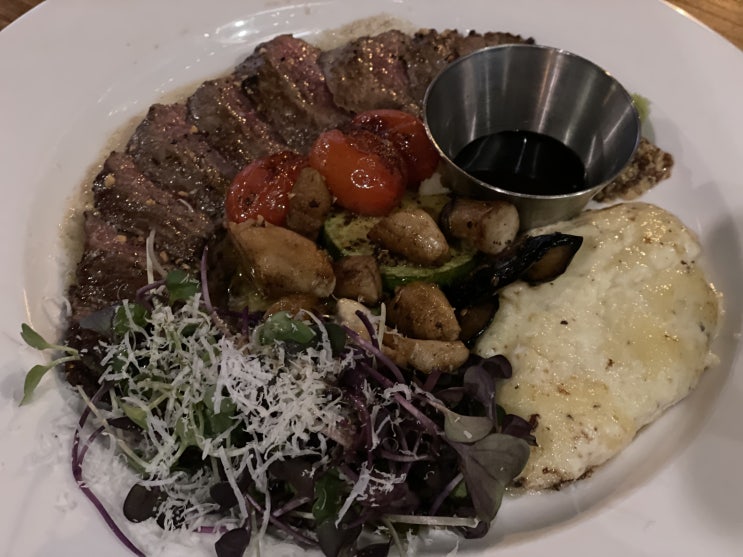  전주 객리단길 분위기 있는 음악과 함께 스테이크를 맛보는 텍스처