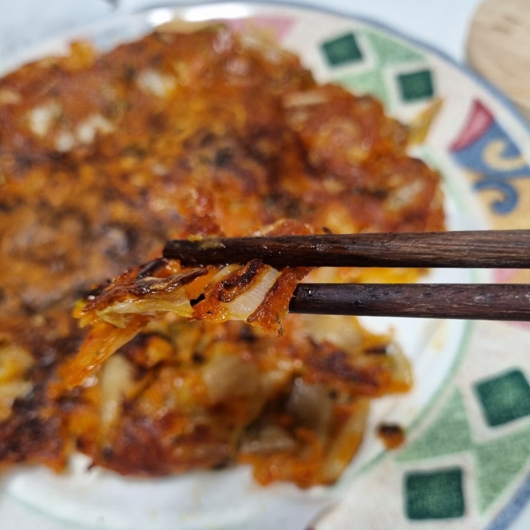  바삭한 김치전 레시피 매콤 청양고추 김치부침개 만들기