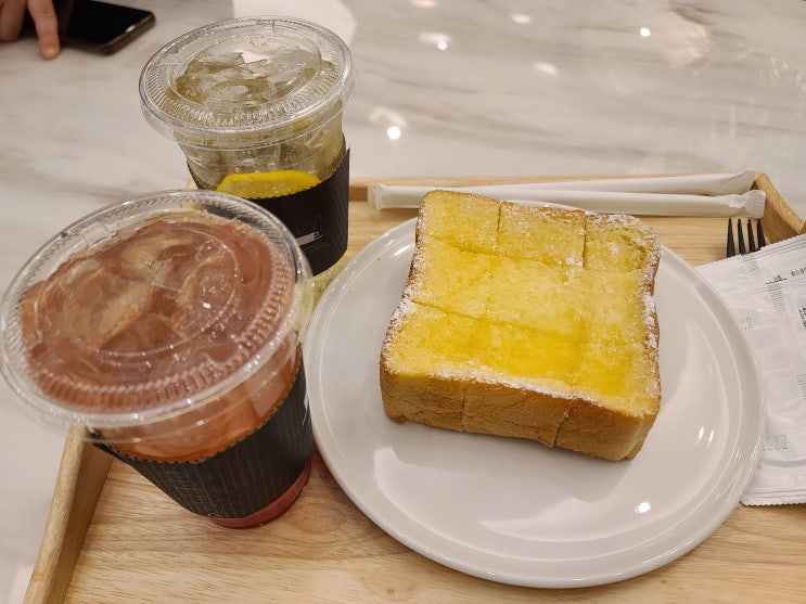  단체석이 있는 신용산 대형 카페 까사꼬모다(Casa Comoda)