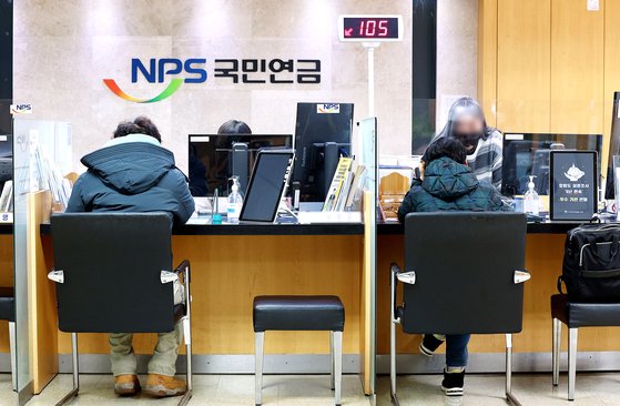 월급 590만원 넘는 217만명, 국민연금 1만7000원 더 낸다 월급 590만원 넘는 217만명, 국민연금 1만7000원 더 낸다