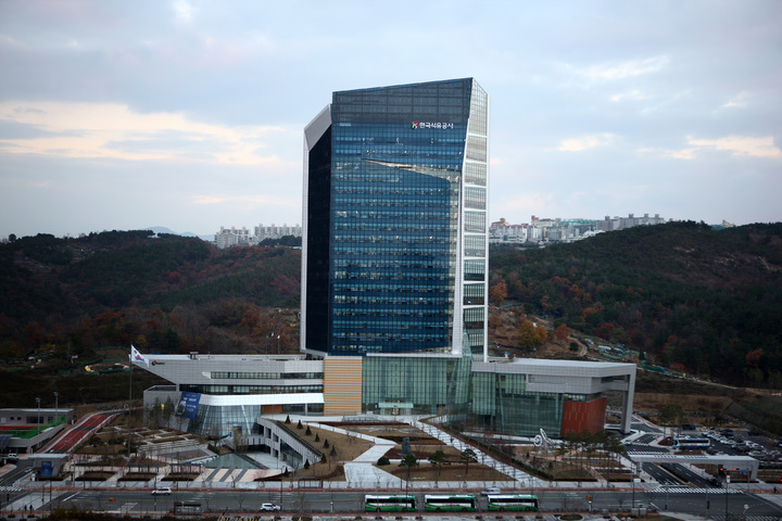 석유公 '흑자전환' vs 가스·한전 '역대급 적자'…왜 엇갈린 걸까? 석유公 '흑자전환' vs 가스·한전 '역대급 적자'…왜 엇갈린 걸까?