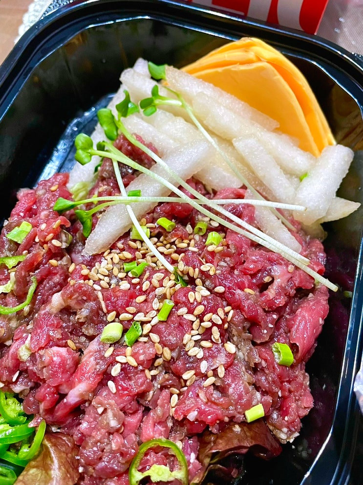  망원동맛집 육회 꼬막 배달 후기 - 육회두잇 망원점
