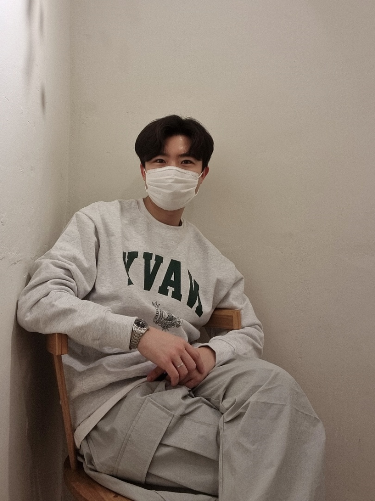  유니폼브릿지 맨투맨 티셔츠로 남자 오버핏 맨투맨 봄코디하기