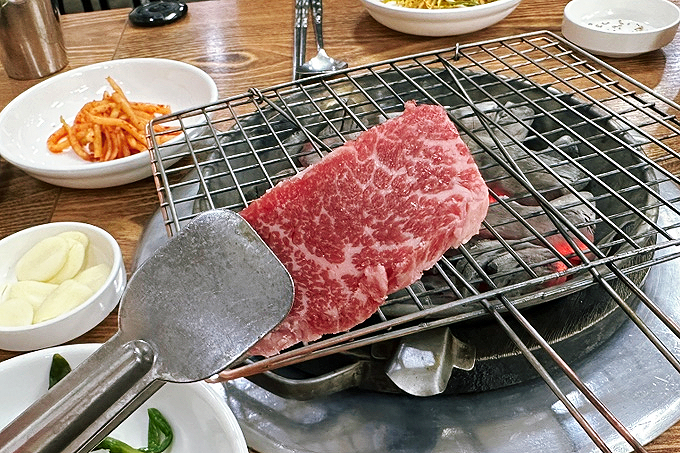  평촌왕소금구이 숯불에 구워 먹는 소고기 맛집(ft.선지해장국)