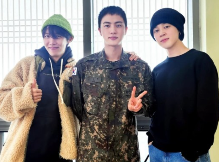 방탄소년단 맏형 진, 제이홉·지민 만나 “어서와” 늠름 일병 방탄소년단 맏형 진, 제이홉·지민 만나 “어서와” 늠름 일병