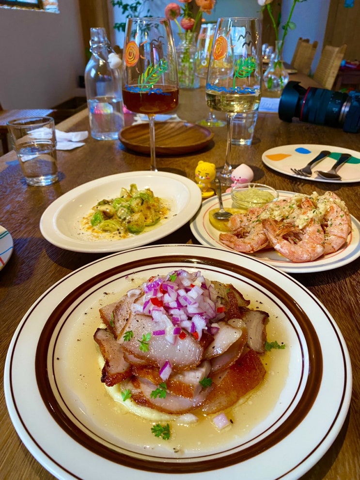  발리 감성 그대로 연남동 와인 팜팜발리 데이트 맛집