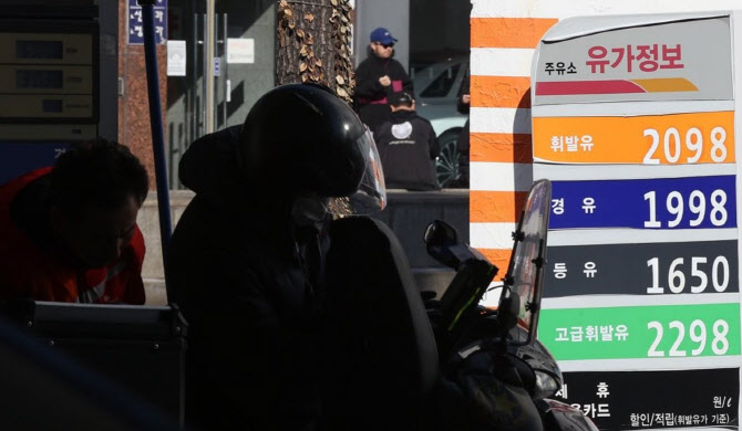 휘발윳값 2주째 상승…경유와 격차 더 벌어진다 휘발윳값 2주째 상승…경유와 격차 더 벌어진다