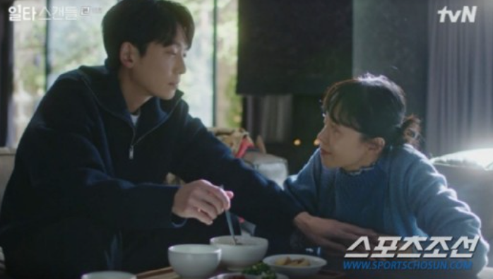 일타스캔들', 스캔들은 어디가고 가족극만 남았나…'따로국밥' 형상에 실망감 커져 일타스캔들', 스캔들은 어디가고 가족극만 남았나…'따로국밥' 형상에 실망감 커져