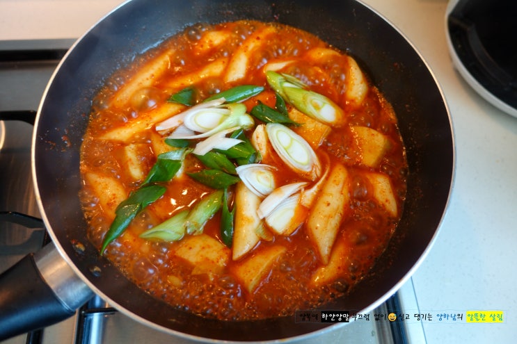 떡볶이 만들기, 떡볶이 소스와 양념장의 비법은 해물 육수입니다.