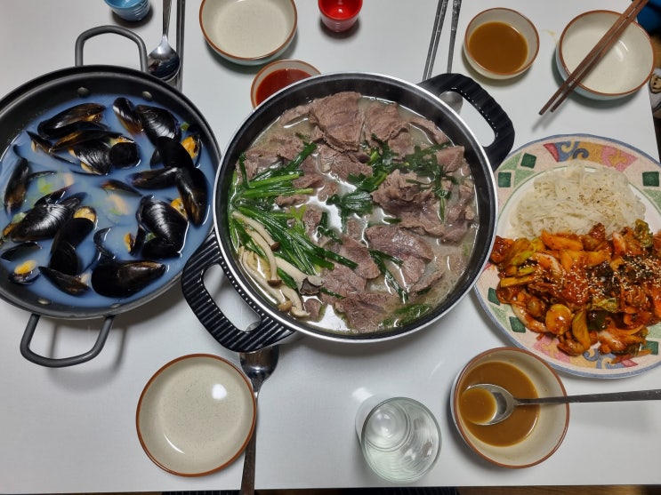  손님 초대 상차림 집들이 음식 아롱사태 수육 홍합탕 골뱅이무침