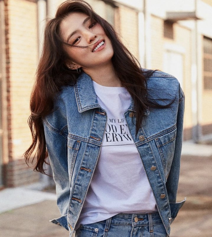 '처음처럼' 모델 발탁된 한소희, 소주 모델 '인생 광고' 발탁 후 남긴 댓글에 눈길 '처음처럼' 모델 발탁된 한소희, 소주 모델 '인생 광고' 발탁 후 남긴 댓글에 눈길