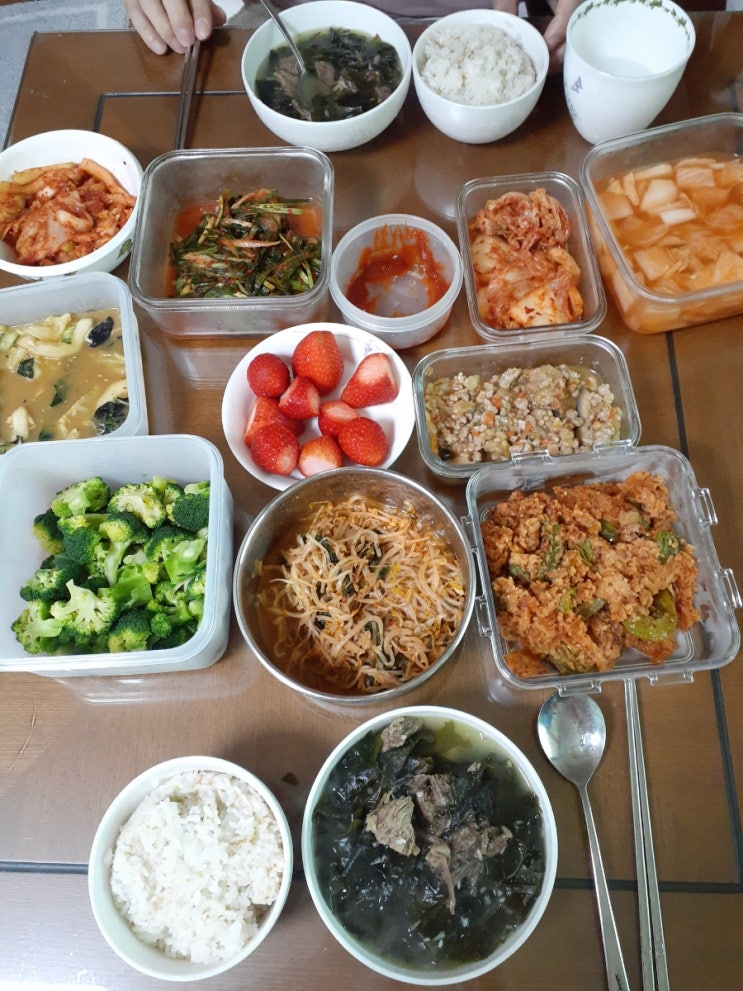  깻잎 숙주나물 볶음, 미역국, 콩나물국