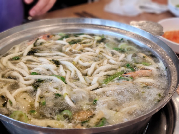  [두돌아기와 먹을만한곳] 팔당 원조 칼제비 칼국수, 두돌아기도 후후 불며 국물 드링킹하는 맛집