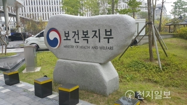 요양시설에 선임 요양보호사 배치… 복지부, 10일까지 시범사업 참여 시설 모집 요양시설에 선임 요양보호사 배치… 복지부, 10일까지 시범사업 참여 시설 모집